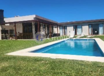 Casa · 210m² · 8 Ambientes · 2 Cocheras · Casa en Venta en San Sebastian, Escobar, G. B. a. Zona Norte