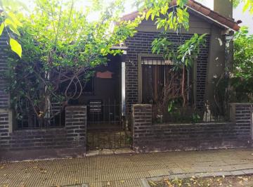 Casa · 90m² · 1 Cochera · Chalet 3 Amb. Lote Propio. Fondo Libre. Garage a Reciclar