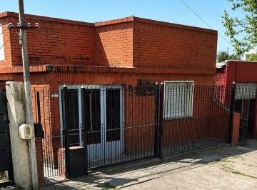 Casa de 4 ambientes, Quilmes · Casa 4 Ambientes con Cochera Cubierta y Amplio Jardin en Venta