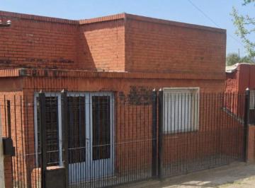 Casa de 4 ambientes, Quilmes · Casa 4 Ambientes con Cochera Cubierta y Amplio Jardin en Venta