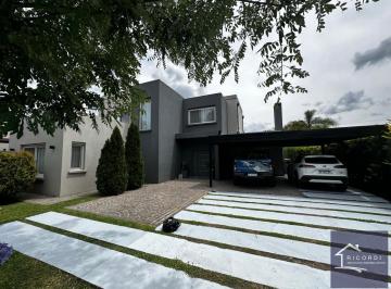 Casa · 306m² · 7 Ambientes · 8 Cocheras · Casa - Los Pilares