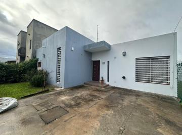 Casa · 80m² · 3 Ambientes · 1 Cochera · Casa de un Dormitorio con Parque