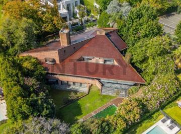 Casa · 870m² · 5 Dormitorios · 3 Cocheras · Casa en Las Lomas Jockey Sobre Lote 1280 m², Casa 870 m²