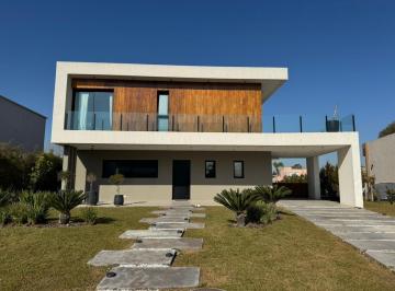 Casa · 190m² · 6 Ambientes · 2 Cocheras · Casa en Alquiler de 3 Dorm. en Terralagos, Canning, Ezeiza