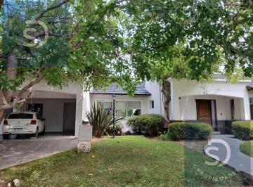 Casa · 260m² · 4 Ambientes · 2 Cocheras · Sd Propiedades Vende Hermosa Casa en Barrio Privado Viamonte