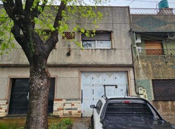 Bodega-Galpón · 364m² · Galpón en Venta con Depto de 2 Amb Lanus