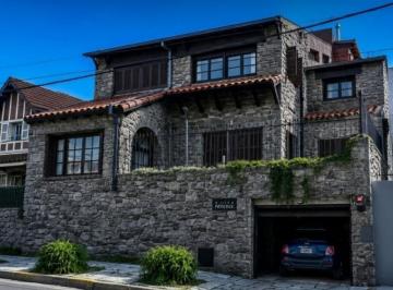 Casa · 335m² · 17 Ambientes · 2 Cocheras · En Venta! Casona Ideal Para Hotel o Remodelar.