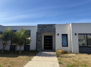 Casa · 134m² · 4 Ambientes · 2 Cocheras · Muy Linda Casa con 3 Dorm. en Venta en Santo Tomas Pilar