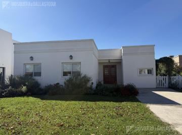 Casa · 140m² · 4 Ambientes · Casa en Venta y Alquiler en San Eduardo, Pilar del Este