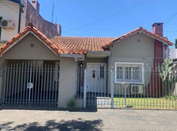 Casa · 190m² · 4 Ambientes · 1 Cochera · Casa en Castelar