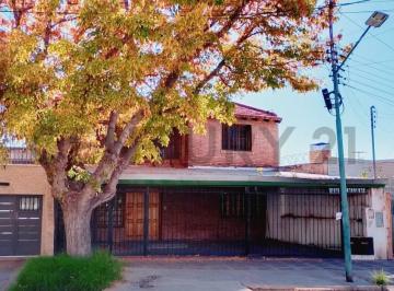 Casa · 264m² · 7 Ambientes · 2 Cocheras · Century21 López Vende Casa en Godoy Cruz