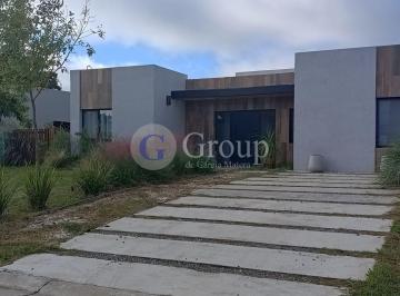 Casa · 149m² · 4 Ambientes · 2 Cocheras · Casa en Alquiler en Santa Lucia, Pilar del Este, Pilar con Pileta
