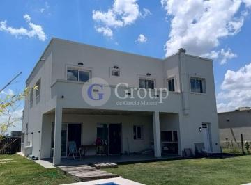 Casa · 236m² · 6 Ambientes · 2 Cocheras · Casa en Alquiler en Santa Lucia, Pilar del Este, Pilar