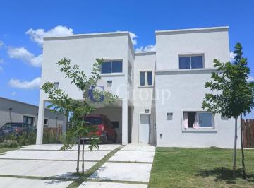 Casa · 236m² · 6 Ambientes · 2 Cocheras · Casa en Alquiler en Santa Lucia, Pilar del Este, Pilar