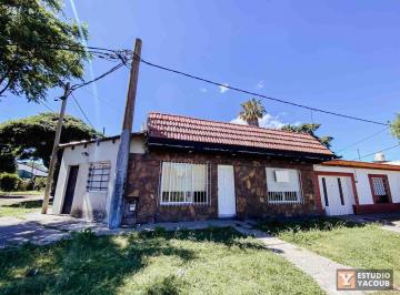 Casa · 105m² · 6 Ambientes · 1 Cochera · Casa en Venta - 2 Dorm. 2 Baños - 230 m² - Villa Elvira, La Plata