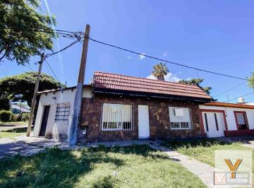 Casa · 105m² · 6 Ambientes · 1 Cochera · Casa en Venta - 2 Dorm. 2 Baños - 230 m² - Villa Elvira, La Plata