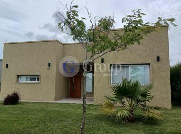 Casa · 163m² · 5 Ambientes · Casa Chalet en Venta en San Ramón, Pilar del Este, Pilar