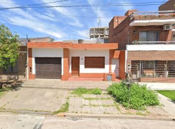 Casa · 103m² · 3 Ambientes · 1 Cochera · Casa en Venta de 3 Amb, Patio con Parrilla y Terraza. con Cochera. Pleno Centro Campana.