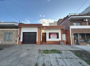 Casa · 103m² · 3 Ambientes · 1 Cochera · Casa en Venta de 3 Amb, Patio con Parrilla y Terraza. con Cochera. Pleno Centro Campana.