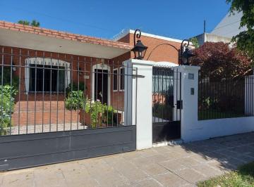 Casa · 145m² · 4 Ambientes · 1 Cochera · Casa en Venta - 3 Dorm. 3 Baños - Cochera - 235 m² - Castelar