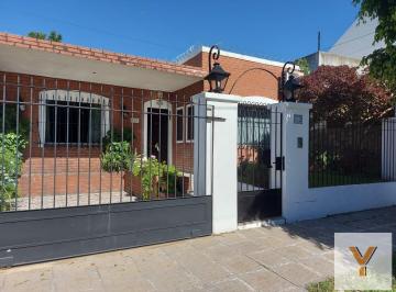 Casa · 145m² · 4 Ambientes · 1 Cochera · Casa en Venta - 3 Dorm. 3 Baños - Cochera - 235 m² - Castelar
