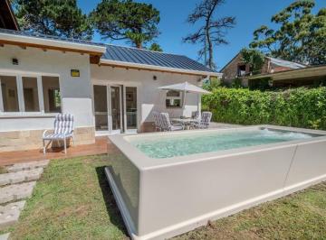 Casa · 100m² · 3 Ambientes · 2 Cocheras · Casa en Venta con Pileta, Parque y Fogonero