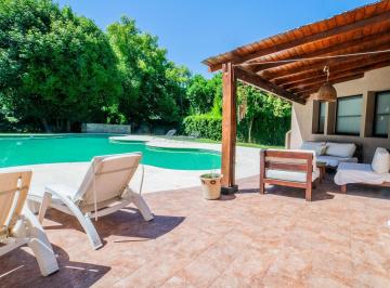 Casa · 708m² · 15 Ambientes · 7 Cocheras · Excelente Casa en Gran Terreno en Highland Park