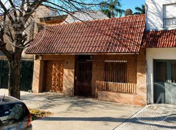 Casa · 198m² · 4 Ambientes · 2 Cocheras · Casa en Flores