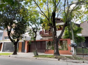 Casa · 251m² · 5 Ambientes · 1 Cochera · Casa 5 Ambientes en Venta en Quilmes con Pileta y Quincho