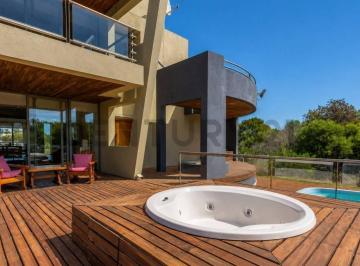 Casa · 494m² · 5 Dormitorios · 4 Cocheras · Venta Casa en Costa Esmeralda con Psicina, Jacuzzi y 5 Suites