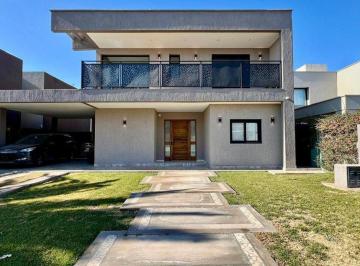 Casa · 290m² · 4 Ambientes · 2 Cocheras · Casa en Venta Pinar del Sol I, Maipú con Pileta