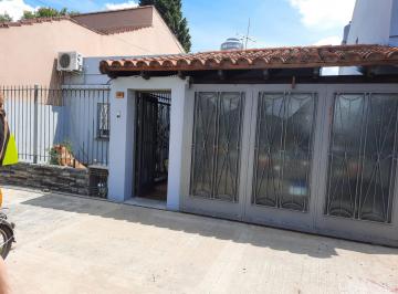 Casa · 140m² · 4 Ambientes · 1 Cochera · Casa con Fondo y Quincho
