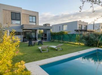 Casa · 165m² · 4 Ambientes · 2 Cocheras · Casa en Alquiler en Gorina, Moderna de 3 Dorm. 488 E 133 y 135