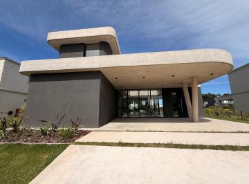 Casa · 245m² · 6 Ambientes · 2 Cocheras · Casa en Venta en La Calesa