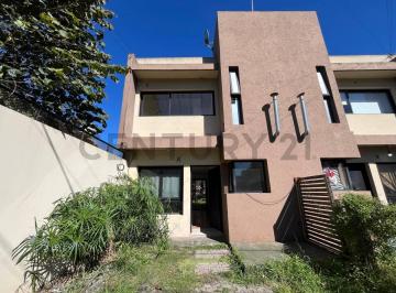 Casa · 75m² · 3 Ambientes · 1 Cochera · Duplex de 2 Dorm. en Venta