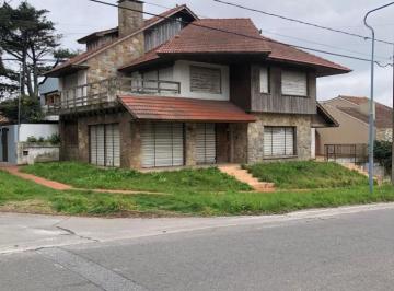 Casa · 330m² · 5 Ambientes · 2 Cocheras · Chalet a Reciclar en Playa Grande