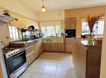 Casa · 110m² · 4 Ambientes · 3 Cocheras · Casa en Venta en PH de 10 m de Frente con Cochera Para 3 Autos Acepta Permuta