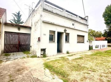 Casa · 112m² · 4 Ambientes · Casa a Reciclar en Amplio Lote 10x40 - Esmeralda 1261