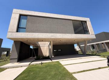 Casa · 276m² · 7 Ambientes · 6 Cocheras · Casa en Venta en La Calesa, Pilará