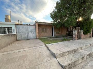 Casa · 188m² · 6 Ambientes · 1 Cochera · Venta Casa con Patio Apta Credito en J. I. Diaz 2da