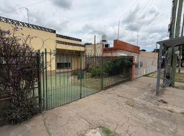 Casa · 58m² · 4 Ambientes · 1 Cochera · Casa en Venta en Esquina Moreno Sur