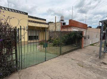 Casa · 58m² · 4 Ambientes · 1 Cochera · Casa en Venta en Esquina Moreno Sur