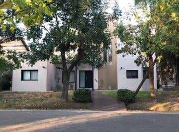 Casa de 5 ambientes, Berazategui · Hermosa y Moderna Casa de 5 Amb en El Pato Country Club.