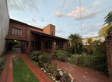 Casa · 250m² · 4 Ambientes · 2 Cocheras · Venta de Casa en Berazategui