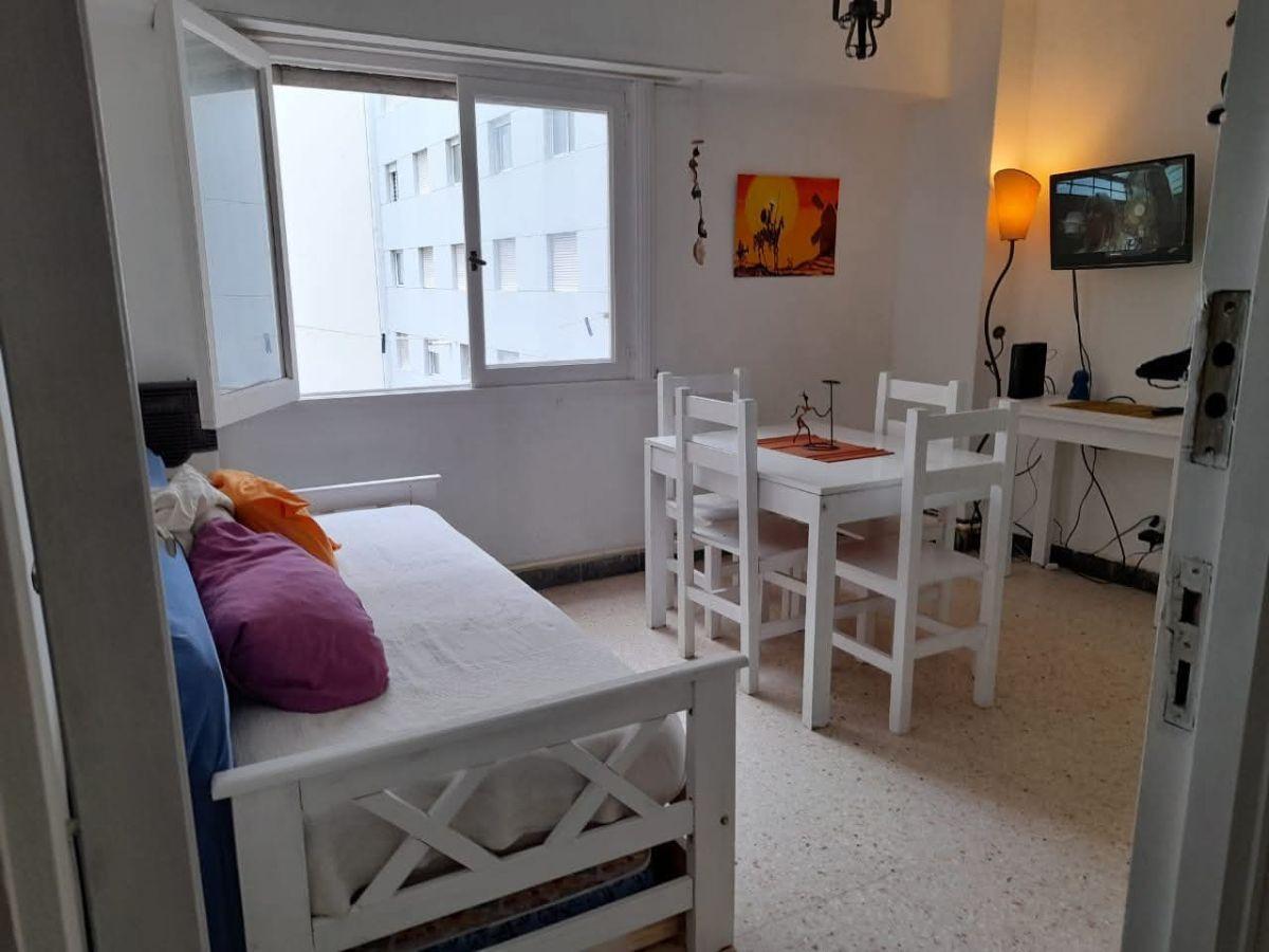 Living comedor, cocina separada, baño completo, dormitorio contrafrente.