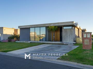 Casa · 170m² · 4 Ambientes · 2 Cocheras · Casa Minimalista en Una Planta en Barrio San Felipe