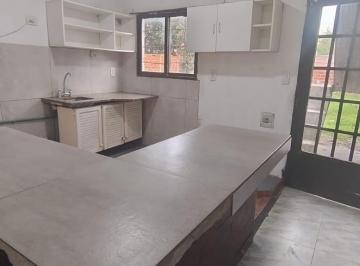 Casa · 117m² · 3 Ambientes · 1 Cochera · Casa de 2 Dorm. con Monoambiente y Patio en Melchor Romero