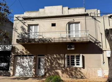 Casa · 280m² · 10 Ambientes · 1 Cochera · Venta de Hermosa Casa de 3 Habitaciones con Pileta y Cochera en El Centro de Venado Tuerto