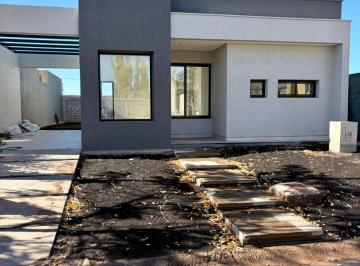 Casa de 5 ambientes, Luján de Cuyo · Casa a Estrenar en Barrio Privado