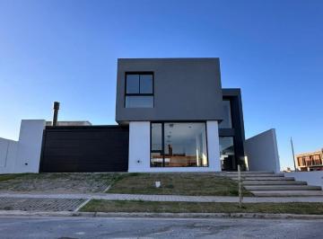 Casa · 162m² · 4 Ambientes · 2 Cocheras · Casa en Rincones de Manantiales